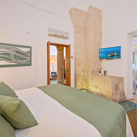 Palazzo Persone Dimora Storica Bed & Breakfast 3*