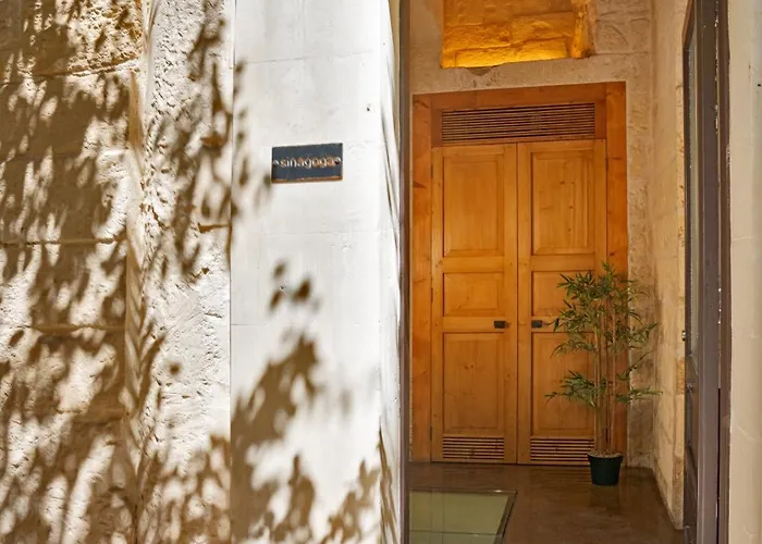 Palazzo Persone Dimora Storica לינה וארוחת בוקר לצ'ה
